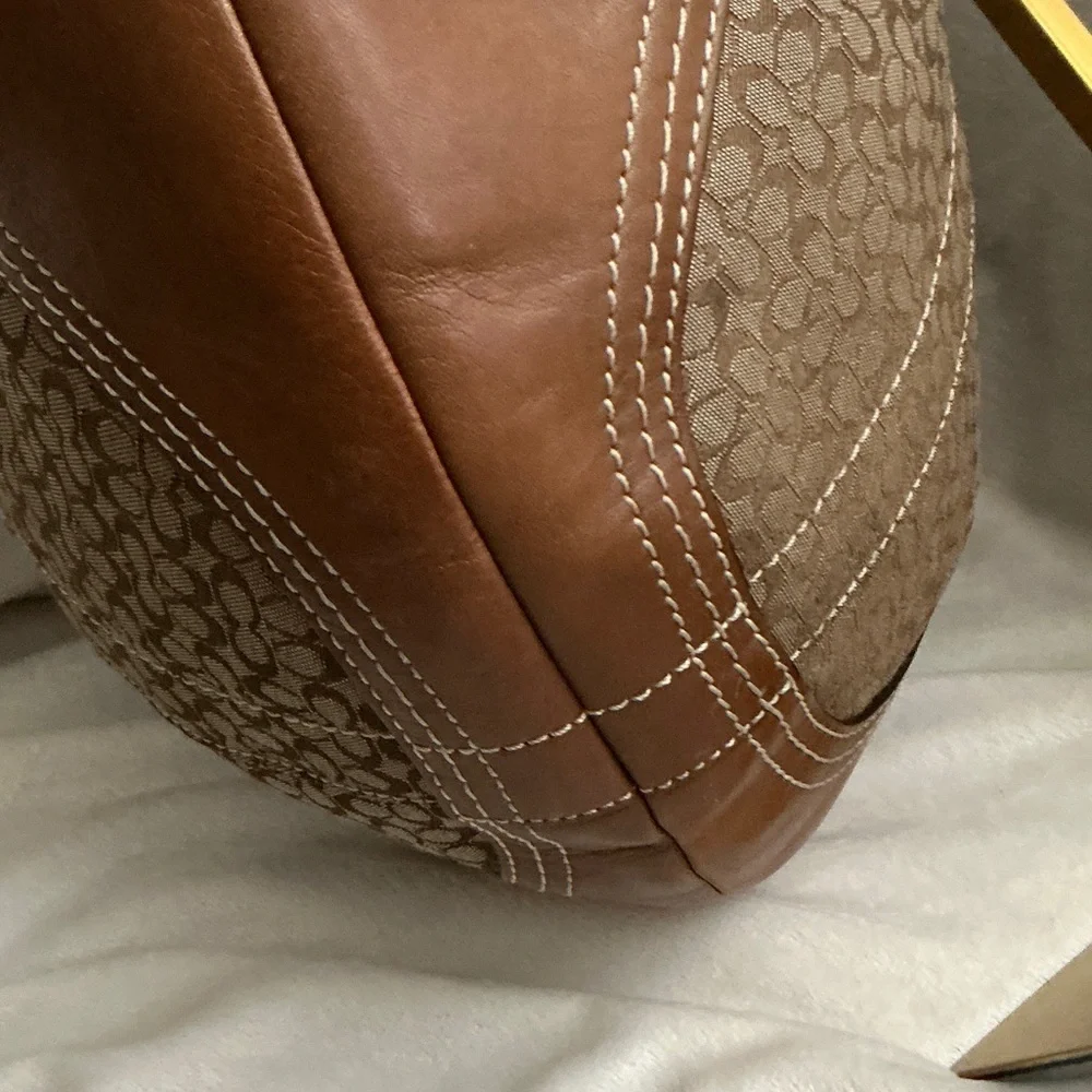 Coach Vintage 2006 Signature Tan & Brown Hobo Shoulder Bag (EUC) 🤩